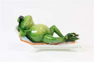 Figurka Żaba ozdoba ceramika na leżaku